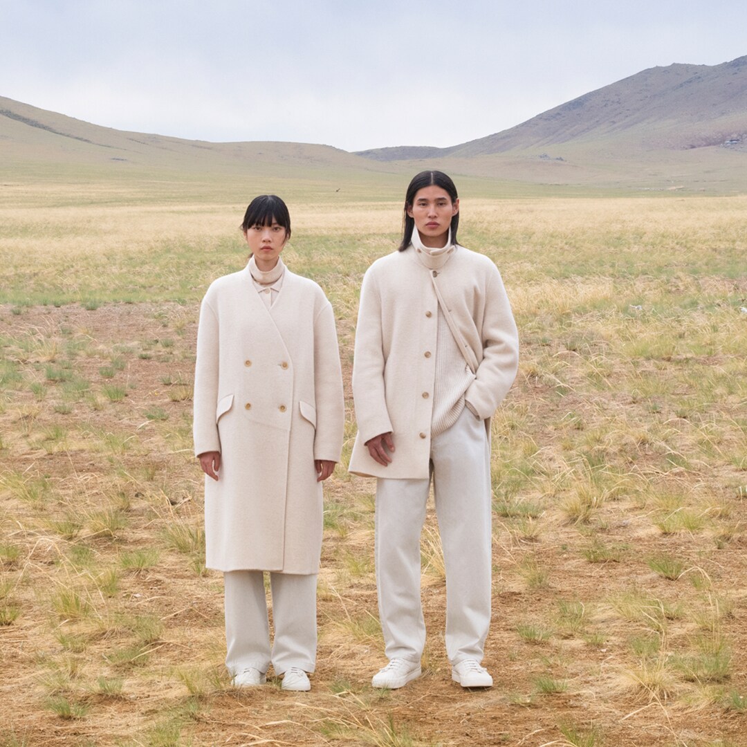 紳士 自然の色を生かして染色した カシミヤクルーネックセーター